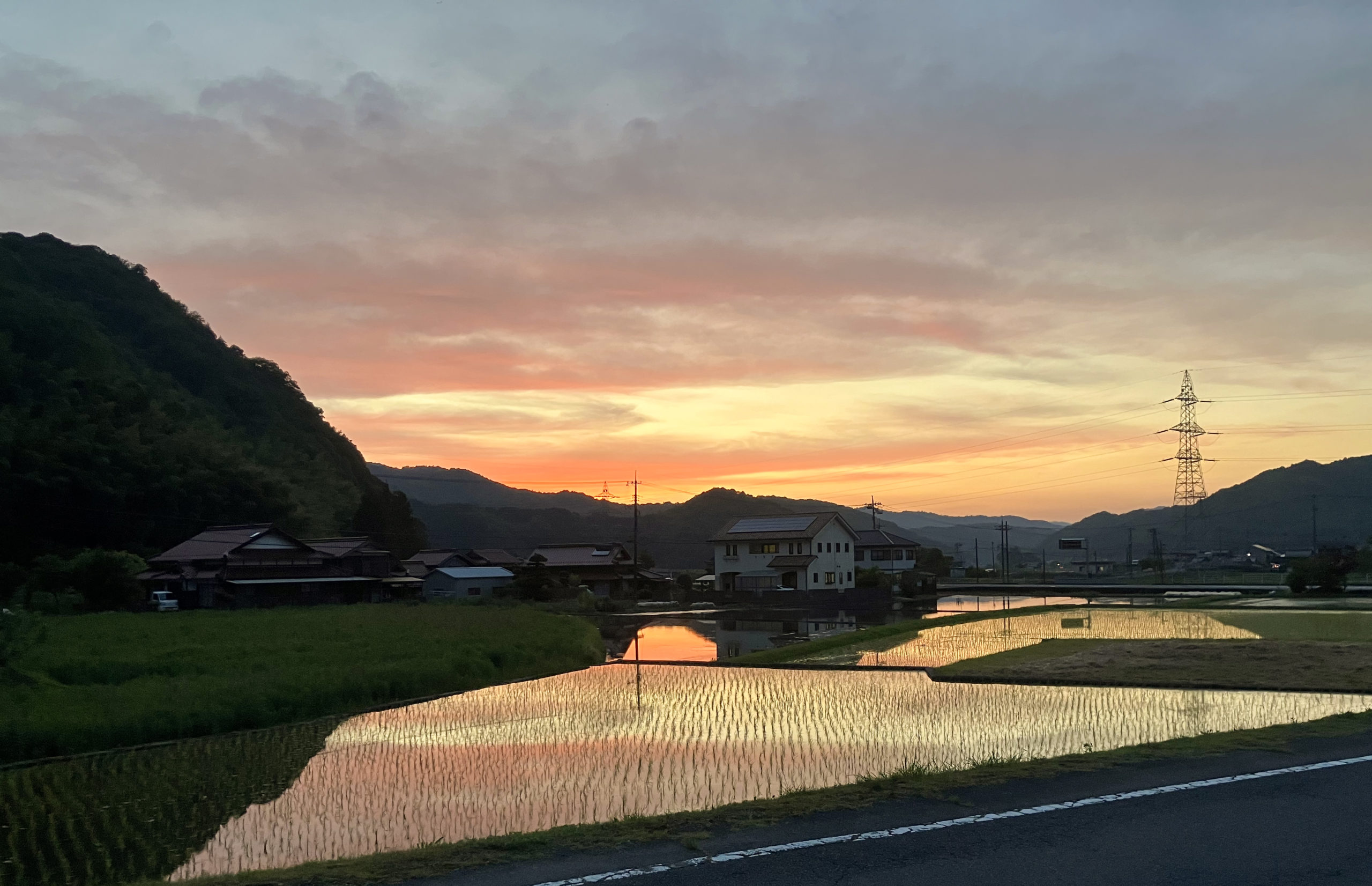 田植えの時期（米光地区の田んぼに映える夕景）