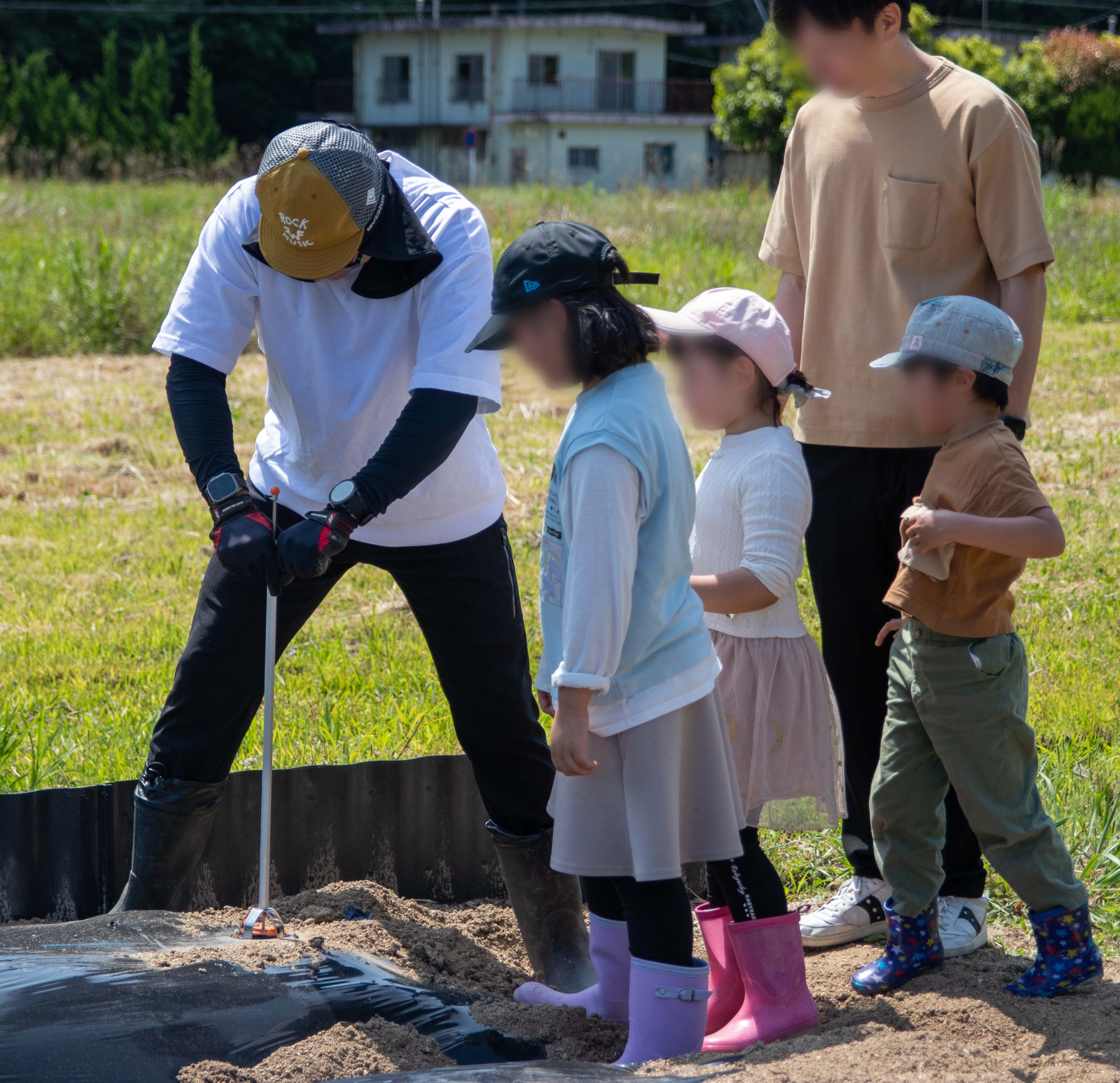 苗植え体験！子どもたちも興味津々