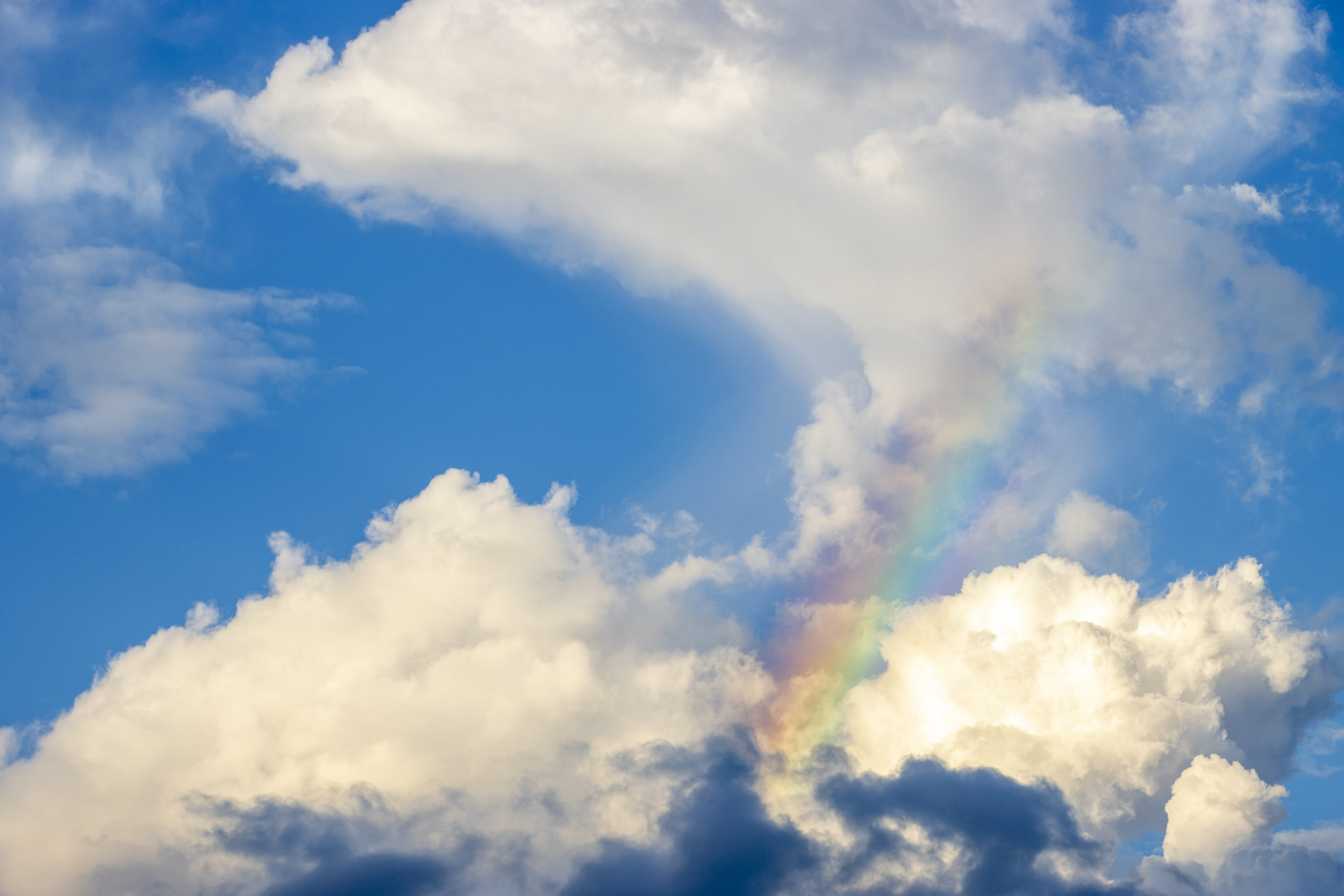 秋空にかかる虹。米光地区にて。